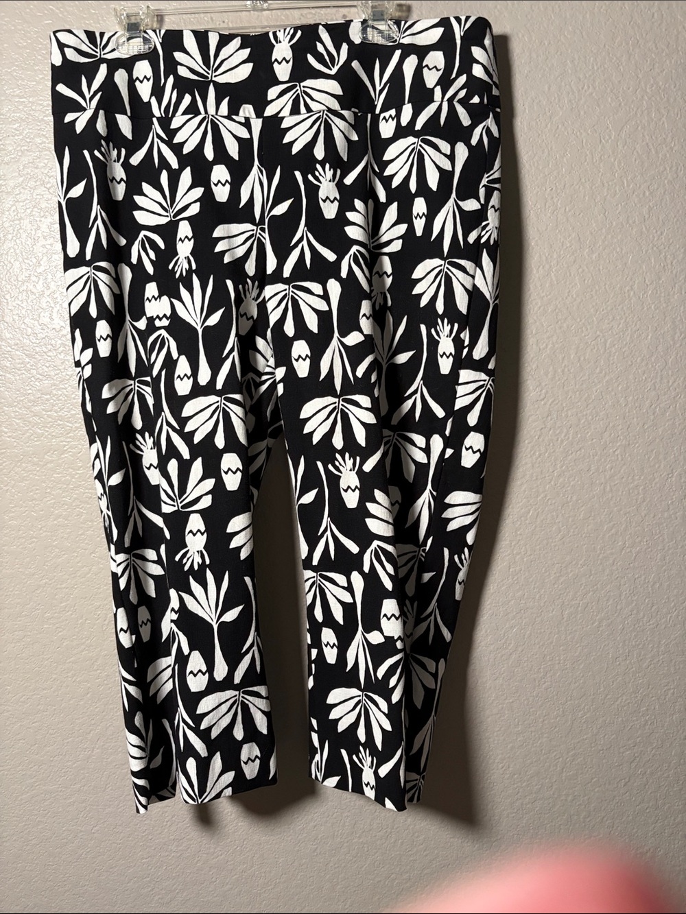 Chico's Black Cropped Pants with White Botanical Print